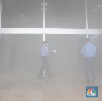 Begini Penampakan Gedung DPR yang Dikepung Asap Pekat