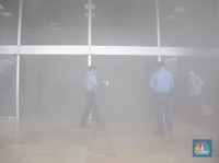 Begini Penampakan Gedung DPR yang Dikepung Asap Pekat