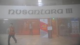 Sekitar 11.50 WIB asap pekat mulai menyelimuti Nusantara III. Mereka yang berada di Gedung Nusantara III langsung berhamburan keluar. (ANTARA FOTO/M Risyal Hidayat)