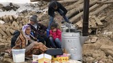 Pusat gempa dilaporkan berada di kedalaman lima kilometer dekat desa Habash-e-Olya, Iran. (DHA via AP)