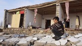 Pusat Seismologi Universitas Teheran mencatat sekitar 24 gempa susulan mengguncang daerah tersebut pada Minggu dengan magnitudo terbesar 4,3 dan 4,0. (Demiroren News Agency / AFP)