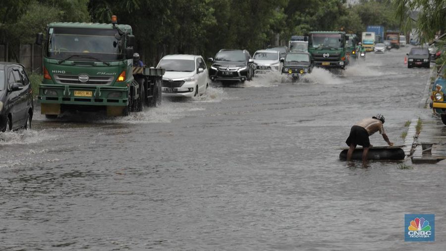 Pemotor masuk jalan tol untuk menghindari kemacetan.
