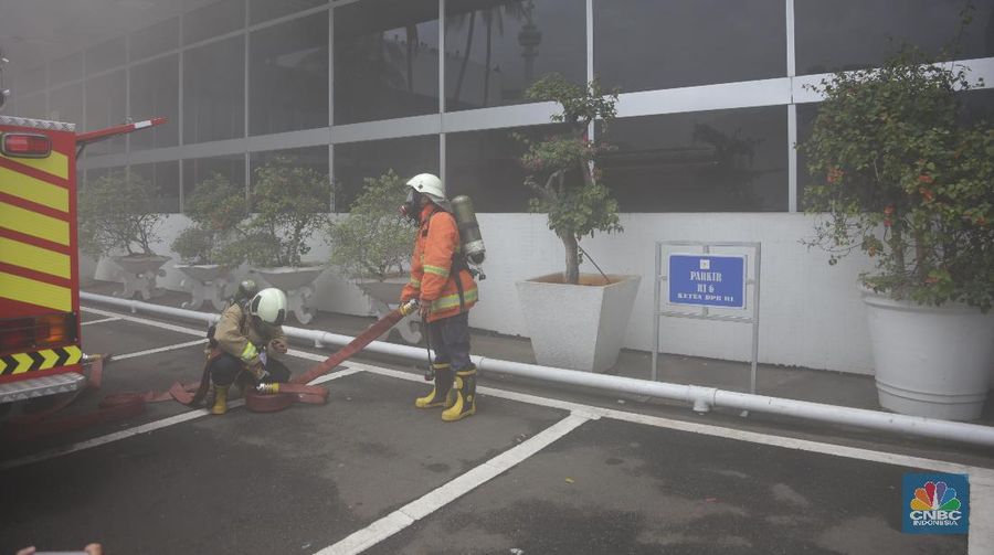 Asap pekat tampak di Gedung Nusantara III, Kompleks Parlemen Senayan, Jakarta, Senin (24/2/2020) siang.