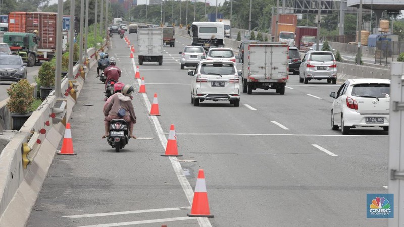 Pemotor masuk jalan tol untuk menghindari kemacetan.