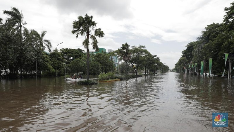 Kawasan Berikat Nusantara (KBN) terkepung banjir antara 30 sampai 60 cm, atau maksimal setinggi paha orang dewasa.