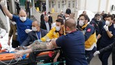 Sejumlah kora di Iran termasuk Khoy, Urmia, Salmas, dan Osku turut merasakan getaran gempa. Kendati demikian, kerusakan dilaporkan tidak separah Turki. (DHA via AP)