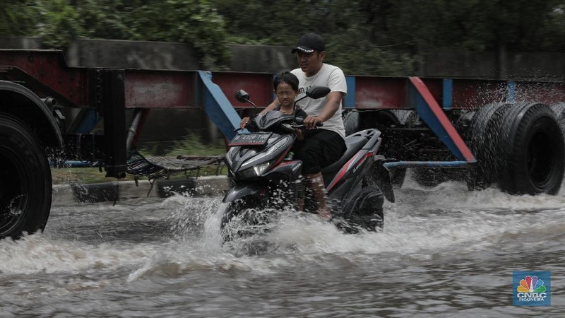 Pemotor masuk jalan tol untuk menghindari kemacetan.
