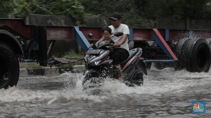 Motor Masuk Tol Karena Banjir (CNBC Indonesia/Trisusilo) Motor Masuk Tol Karena Banjir (CNBC Indonesia/Trisusilo)