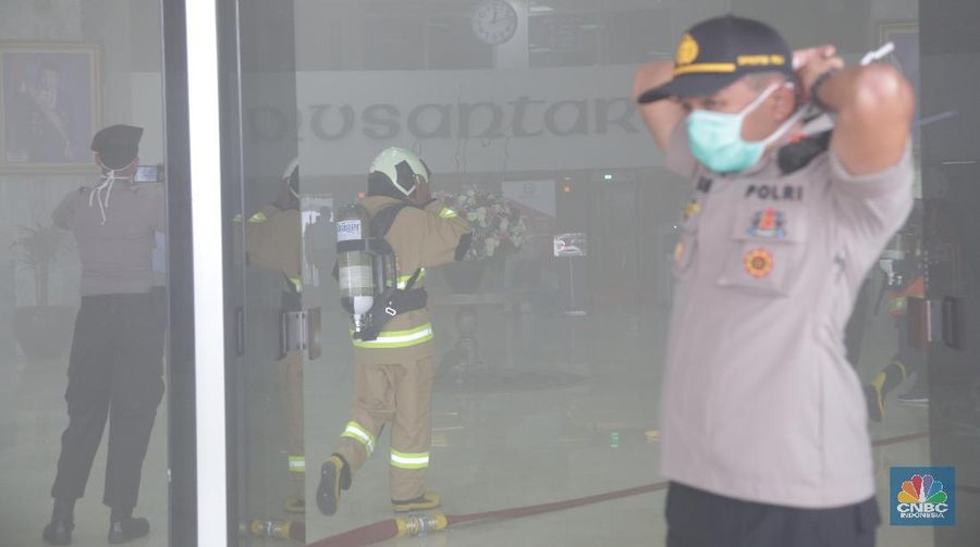 Asap pekat tampak di Gedung Nusantara III, Kompleks Parlemen Senayan, Jakarta, Senin (24/2/2020) siang.