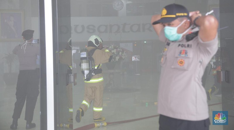 Asap pekat tampak di Gedung Nusantara III, Kompleks Parlemen Senayan, Jakarta, Senin (24/2/2020) siang.