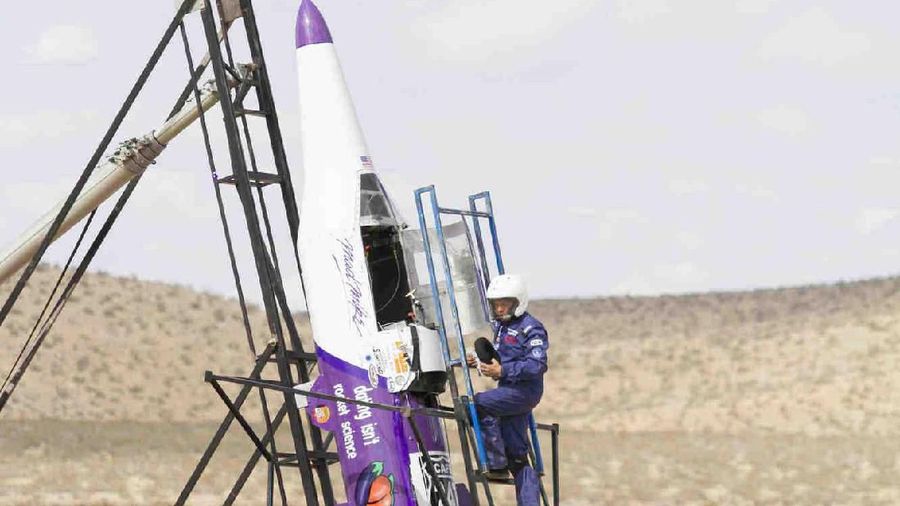 Hughes dijadwalkan untuk meluncurkan roket buatannya yang akan ditayangkan pada program seri Science Channel baru yang disebut 