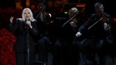 Penyanyi Christina Aguilera tampil dalam penghormatan terakhir untuk Kobe Bryant. Seluruh tiket acara akan disumbangkan ke Mamba Academy. (AP Photo/Marcio Jose Sanchez)