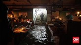 Banjir menggenangi Pasar Kampung Ambon di Kayu Putih, Jakarta Pusat, Selasa (25/2). Banyak titik banjir di Jakarta karena hujan ekstrem. CNN Indonesia/Adhi Wicaksono