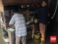 Tetap Berjualan di Kepungan Banjir Jakarta