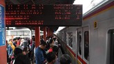 Warga menunggu KRL di Stasiun Bojong Gede, Cibinong, Jakarta Barat, Selasa (25/2/2019). 294 RW terendam di Ibu Kota. Angka ini sekitar 10,34 persen jumlah RW di Jakarta. (ANTARA FOTO/Muhammad Adimaja/foc.)