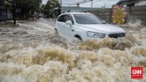 Sejumlah kendaraan nekat menerobos banjir meski berisiko mogok. CNN Indonesia/Bisma Septalisma