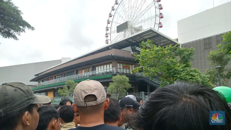 Warga berdemo di lokasi mal yang dianggap menjadi penyebab banjir.