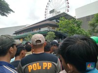 Dianggap Biang Kerok Banjir, Mal Diserang Warga Cakung