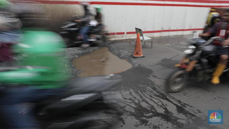 Ada banyak titik jalan rusak di sepanjang jalan kuningan, aspal banyak yang terkelupas dan bolong akibat proyek LRT.
