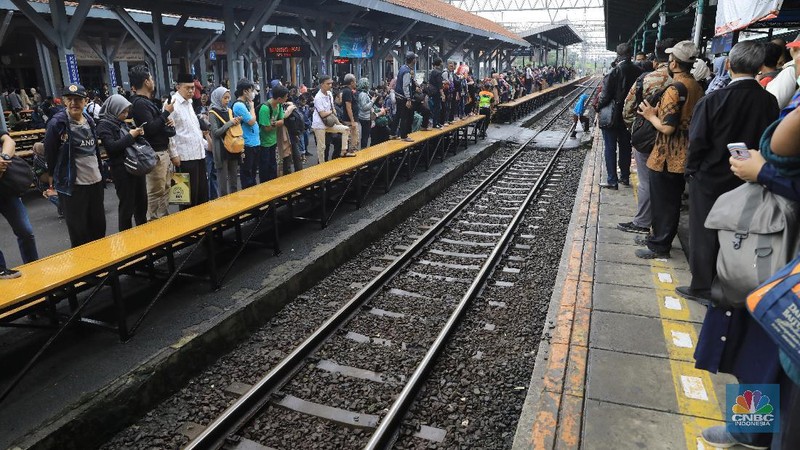 Stasiun Sudirman turut tergenang air lantaran banjir yang dipicu hujan deras sejak Senin (24/2/2020) malam.