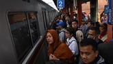 Warga menunggu KRL di Stasiun Bojong Gede, Cibinong, Jakarta Barat, Selasa (25/2/2019). Banjir yang menerjang Jakarta serupa dengan kejadian banjir karena hujan ekstrem yang terjadi pada awal tahun 2020. (ANTARA FOTO/Muhammad Adimaja/foc.)