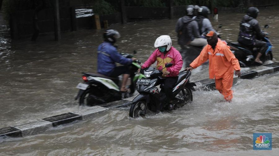 Terlihat puluhan motor terpaksa melawati jalur pejalan kaki untuk menghindari banjir.