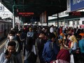 FOTO: Penumpukan Penumpang di Stasiun KRL Akibat Banjir
