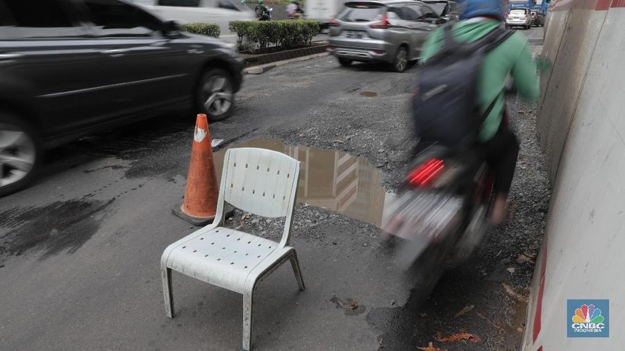 Ada banyak titik jalan rusak di sepanjang jalan kuningan, aspal banyak yang terkelupas dan bolong akibat proyek LRT.