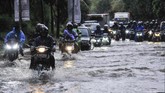 Seumlah kendaraan menerobos banjir di jalan KH. Noer Ali, Kalimalang, Bekasi, Jawa Barat, Selasa (25/2/2020). ANTARA FOTO/Fakhri Hermansyah/foc.