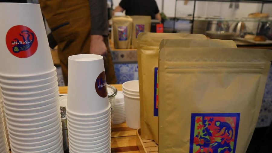 Kafe ini terletak di 555 Flinders Lane, Kota Melbourne, negara bagian Victoria dan merupakan yang pertama menjual kopi jabar.