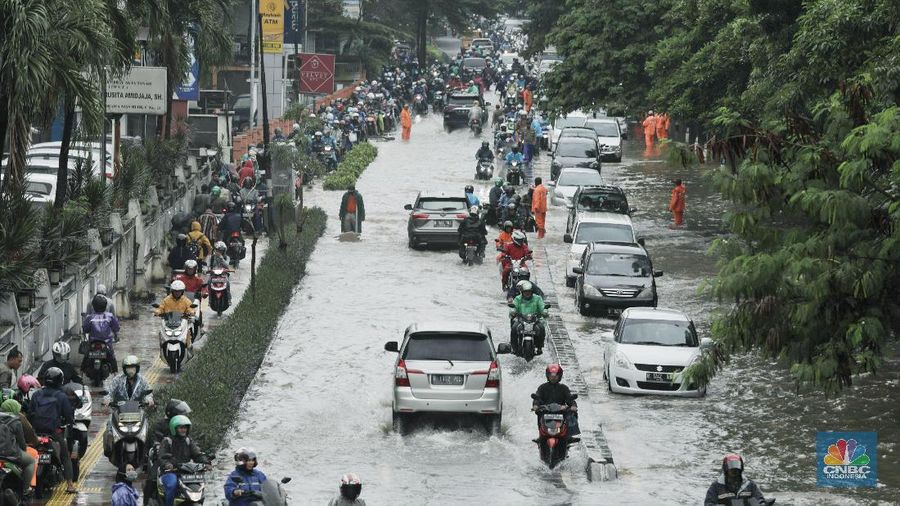 Terlihat puluhan motor terpaksa melawati jalur pejalan kaki untuk menghindari banjir.