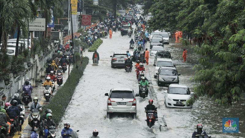 Terlihat puluhan motor terpaksa melawati jalur pejalan kaki untuk menghindari banjir.