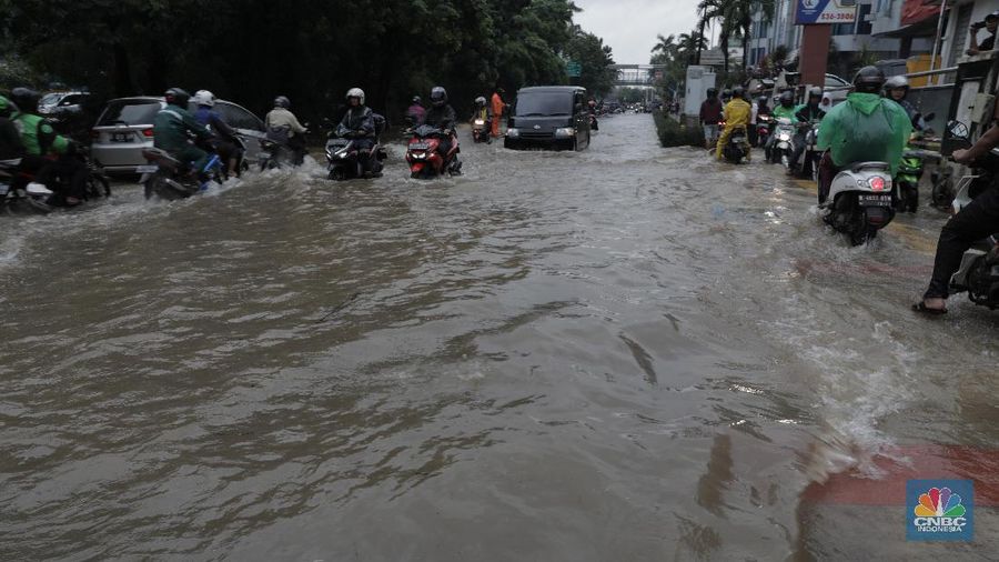 Terlihat puluhan motor terpaksa melawati jalur pejalan kaki untuk menghindari banjir.
