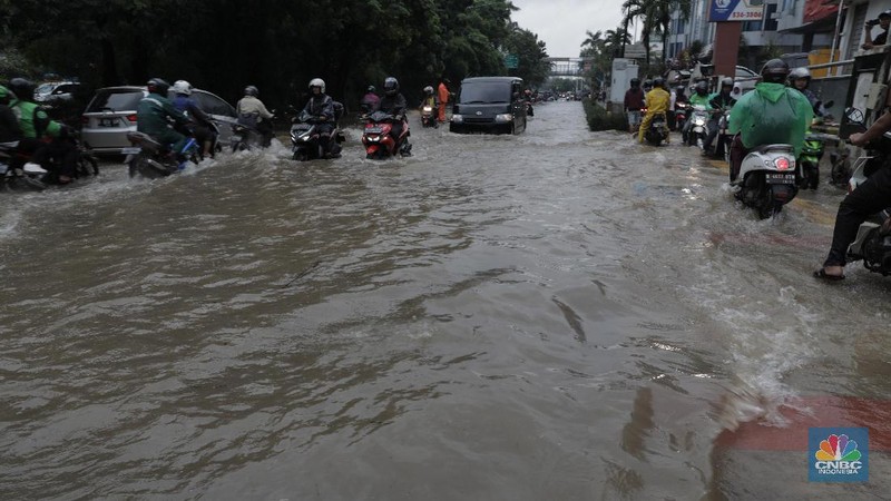 Terlihat puluhan motor terpaksa melawati jalur pejalan kaki untuk menghindari banjir.
