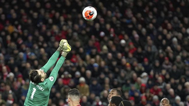 Blunder Kiper West Ham Bantu Liverpool Menang