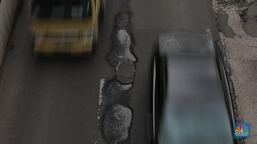 Ada banyak titik jalan rusak di sepanjang jalan kuningan, aspal banyak yang terkelupas dan bolong akibat proyek LRT.