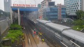 Jalur transportasi dari mulai jalan raya, tol, hingga rel kereta api terendam banjir. ANTARA FOTO/M Risyal Hidayat/foc.