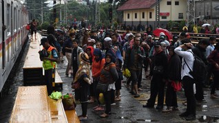 Rute KRL Terganggu Banjir, Penumpang di Manggarai Menumpuk