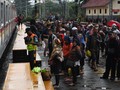 Rute KRL Terganggu Banjir, Penumpang di Manggarai Menumpuk