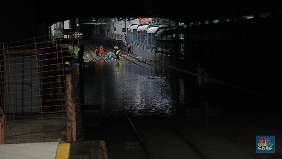 Stasiun Sudirman turut tergenang air lantaran banjir yang dipicu hujan deras sejak Senin (24/2/2020) malam.