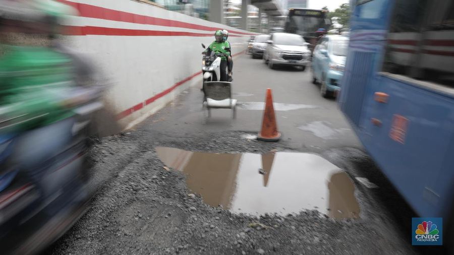 Ada banyak titik jalan rusak di sepanjang jalan kuningan, aspal banyak yang terkelupas dan bolong akibat proyek LRT.