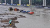 Sejumlah truk terendam banjir di tol Jakarta-Cikampek banjir Jatibening, Bekasi, Jawa Barat, Selasa (25/2/2020). Jalan ini terputus karena tingginya banjir. ANTARA FOTO/Fakhri Hermansyah/foc.