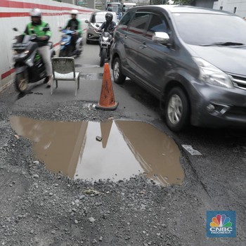 Kacau! Jalan Berlubang di Rasuna Said Cuma Ditutupin Kursi