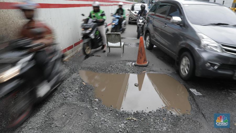 Ada banyak titik jalan rusak di sepanjang jalan kuningan, aspal banyak yang terkelupas dan bolong akibat proyek LRT.