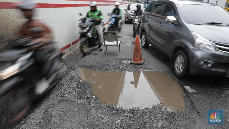 Ada banyak titik jalan rusak di sepanjang jalan kuningan, aspal banyak yang terkelupas dan bolong akibat proyek LRT.