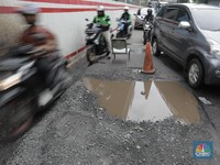 Kacau! Jalan Berlubang di Rasuna Said Cuma Ditutupin Kursi