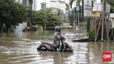 Sejumlah warga mencari jalan yang tidak tergenang untuk mencapai tempat aktivitas. CNN Indonesia/Adhi Wicaksono