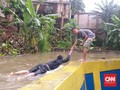 Banjir, Tanggul Baswedan Jadi Kolam Renang Bocah Jati Padang