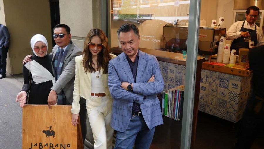 Kafe ini terletak di 555 Flinders Lane, Kota Melbourne, negara bagian Victoria dan merupakan yang pertama menjual kopi jabar.