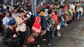 Warga menunggu KRL di Stasiun Manggarai, Jakarta, Selasa (25/2/2020). Gubernur DKI Jakarta Anies Baswedan membatalkan semua rapat Pemprov untuk fokus penanganan banjir Jakarta. (ANTARA FOTO/Muhammad Adimaja/foc.)